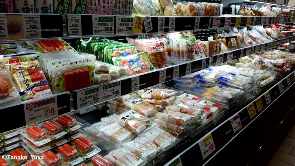 Eine Auswahl an Krebsfleischimitat in einem japanischen Supermarkt.