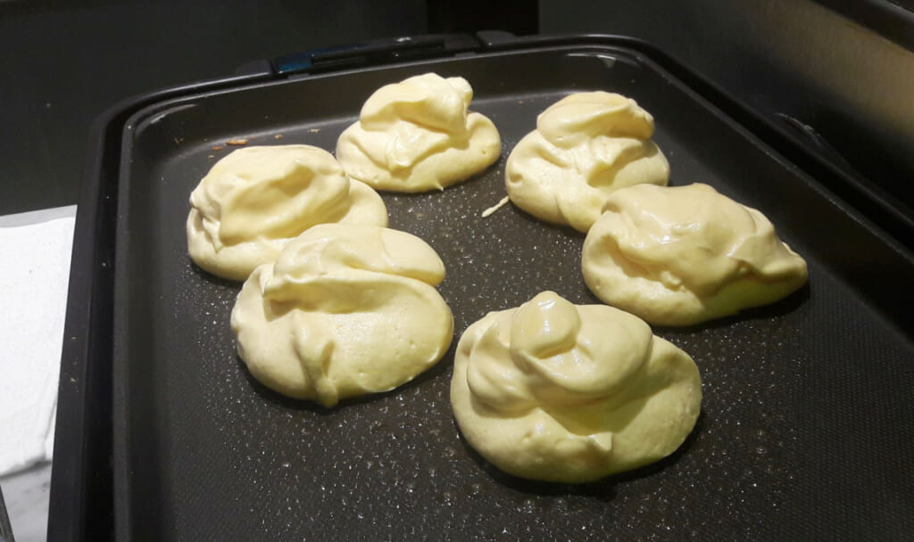 Pancakes werden in Japan zubereitet.