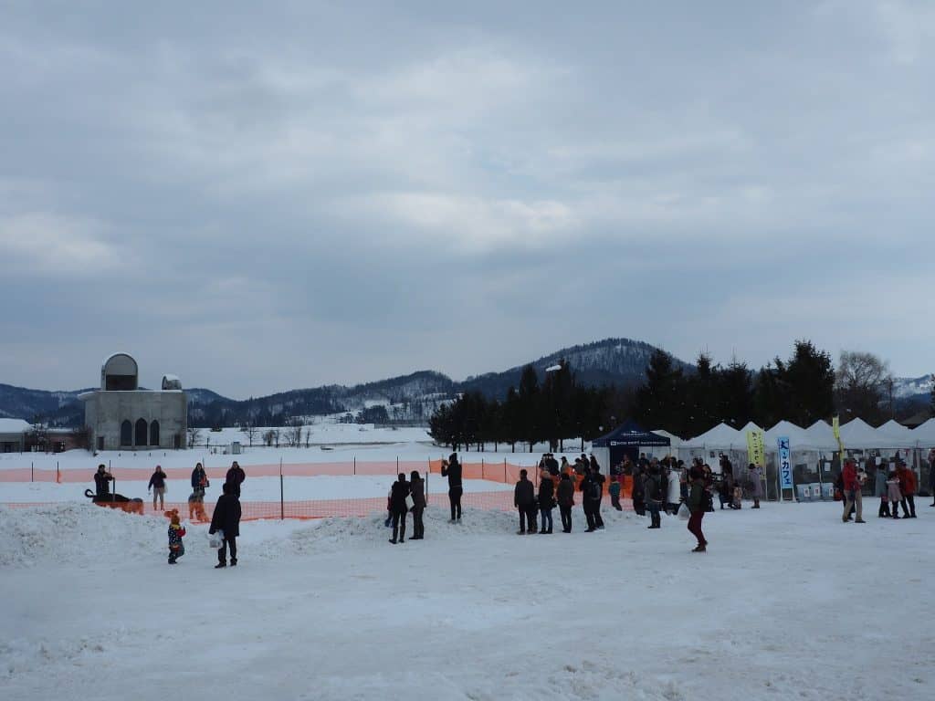 Besucher auf dem Schneefestival in Yuzawa.