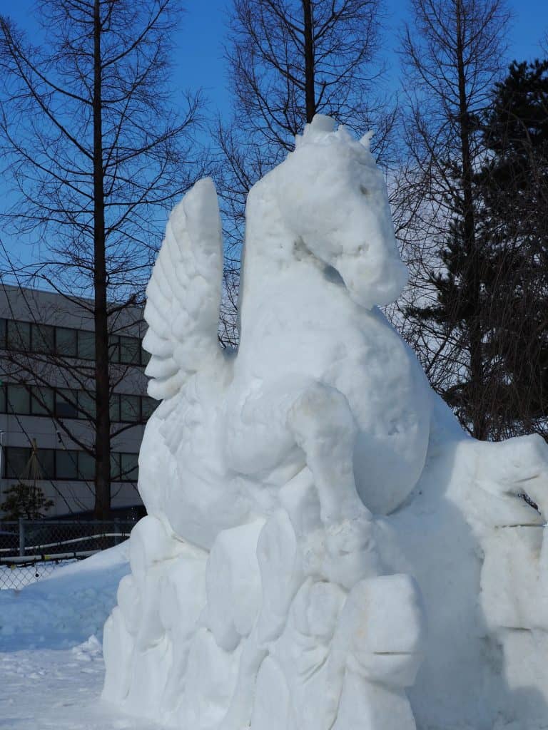Eine Einhorn-Schneeskulptur.