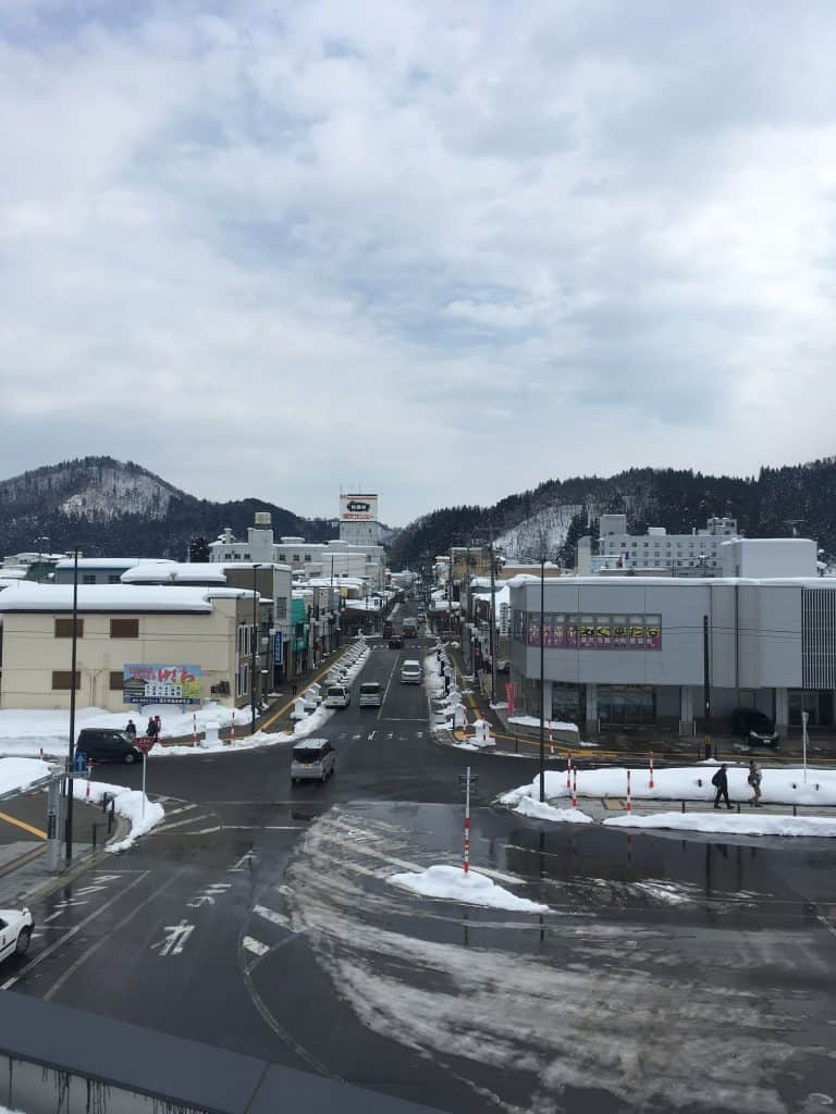 Die Stadt Yuzawa im Winter.