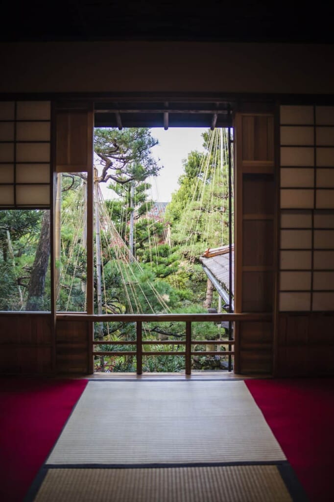 Der Blick aus dem Teeraum in den Nomura-ke Garten.
