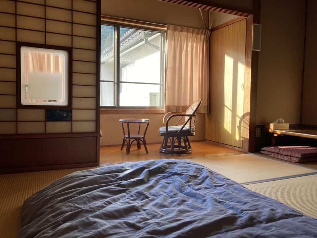 Tatami-Zimmer im Haradaya Ryokan.
