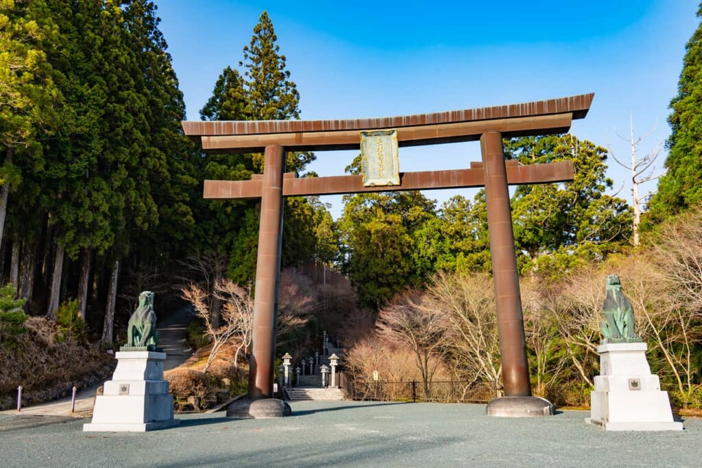 Das Torii-Tor zum Akihasan Hongu Akiha Jinja in Hamamatsu, Präfektur Shizuoka, Japan.