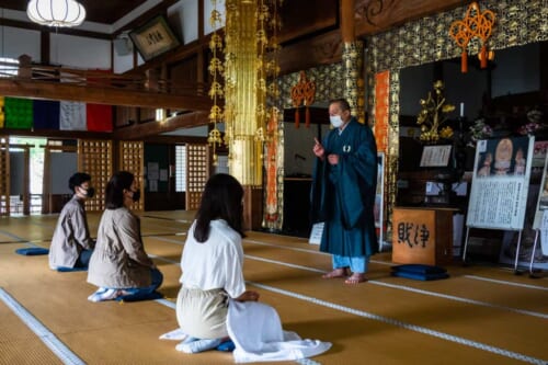 Eine traditionelle japanische Erfahrung: Zazen-Meditation im Hoko-ji Tempel.
