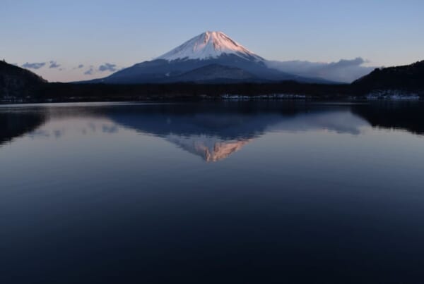 Blick auf den Berg Fuji vom See Shoji aus.