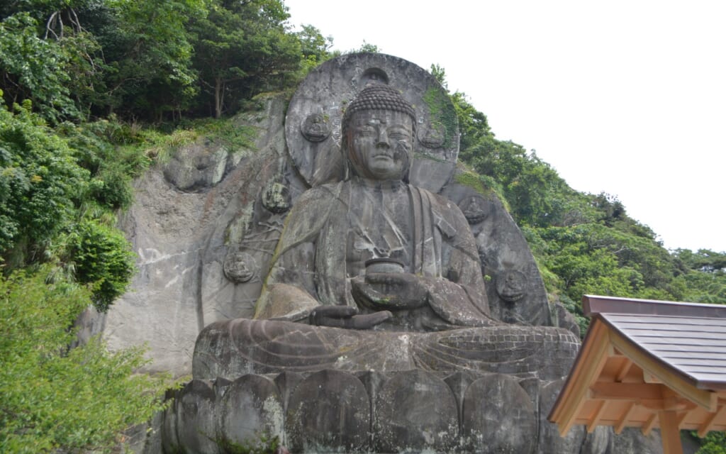 Steinstatur eines Buddha im Nihon-ji Tempel
