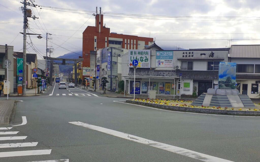 Vor dem Bahnhof Iyo-Ozu.