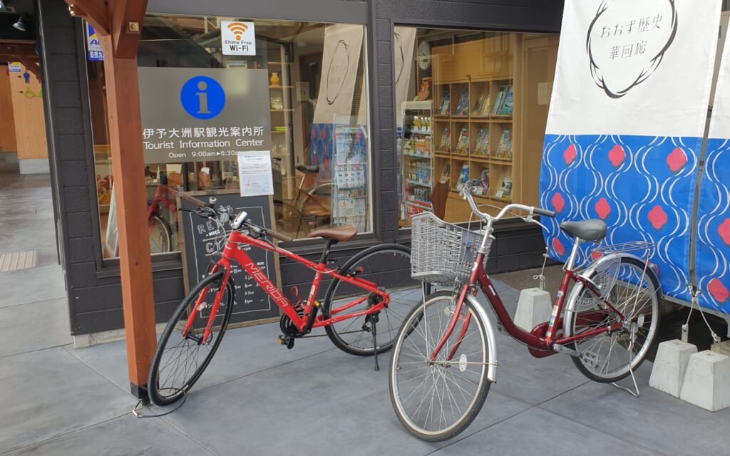 Fahrradverleih in der Touristeninformation in der Stadt Ozu.