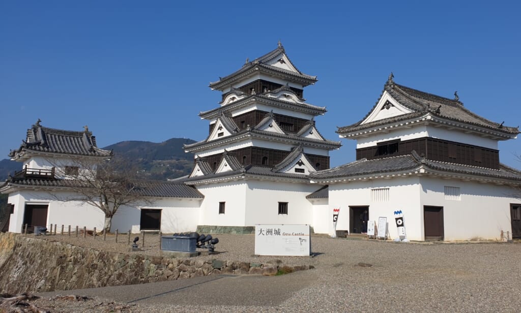 Die Burg Ozu mit dem Hauptgebäude und zwei Türmen in der Präfektur Ehime.
