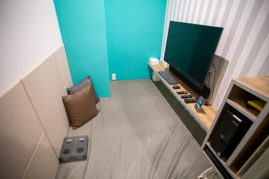 Privates Zimmer im Manga Café mit Computer und einem großen Bildschirm