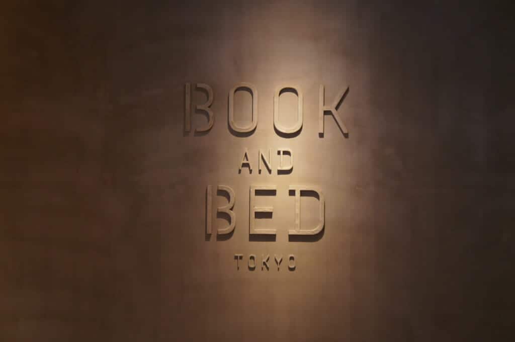 Eingang zum Manga-Café "Book and Bed".