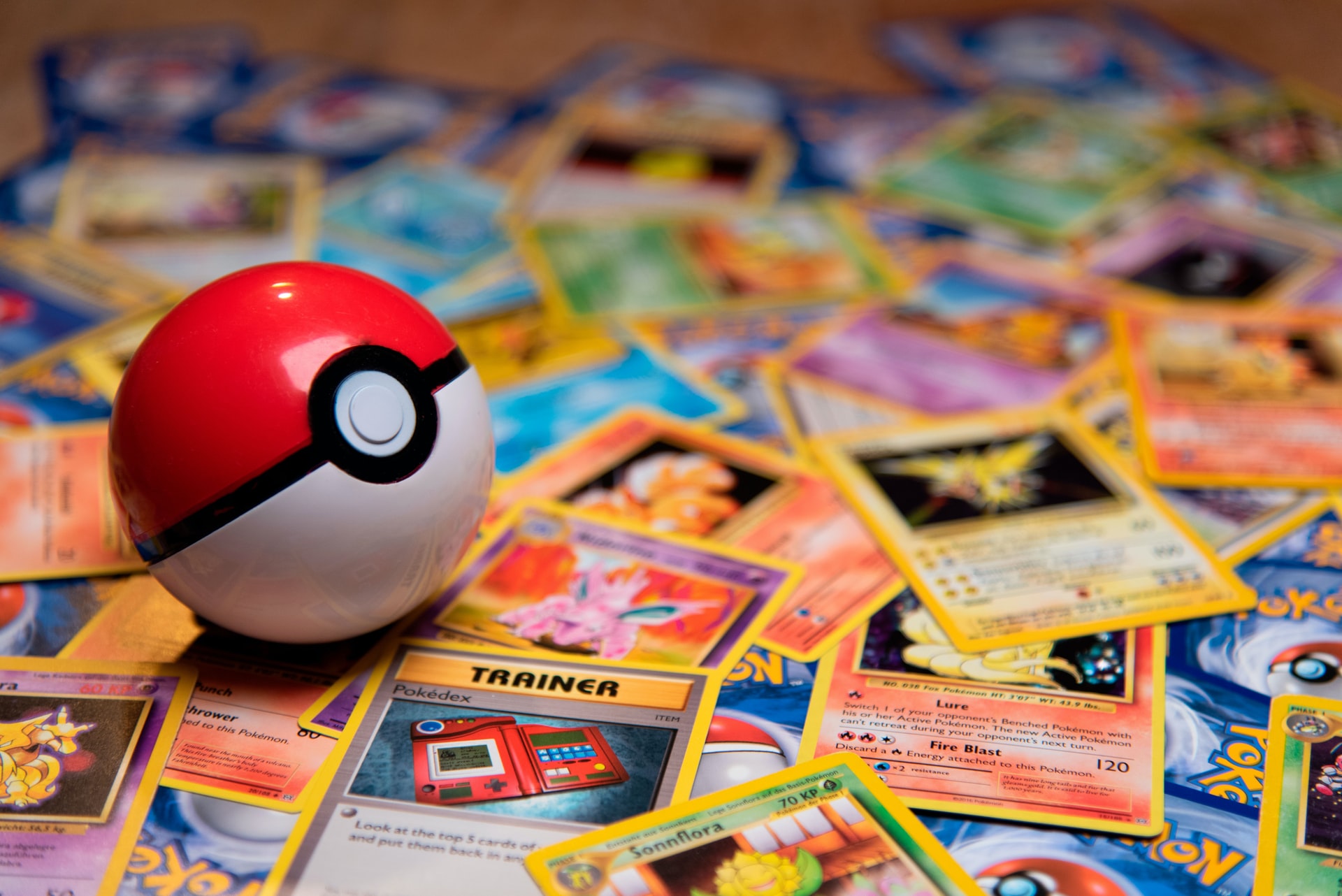 Pokémon-Sammelkarten und ein Pokéball