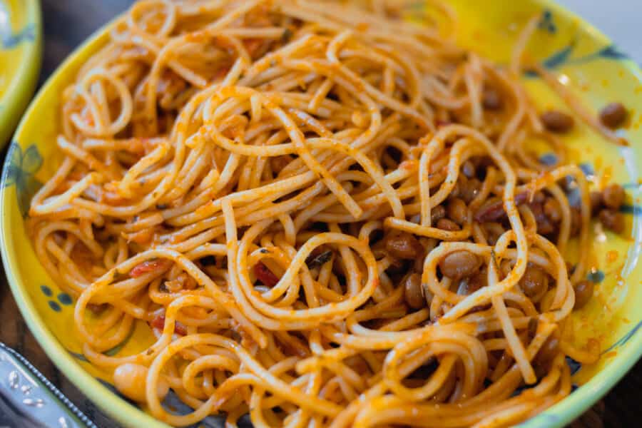 Spaghetti gemischt mit Natto.
