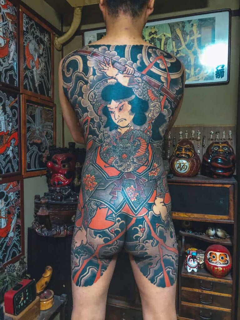 Tattoos in Japan: Mann mit einem Ganzkörper-Tattoo (Rückseite).