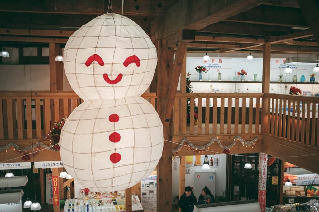 Weihnachten in Hokkaido: Schneemann-Laterne in einem Geschäft in Otaru.
