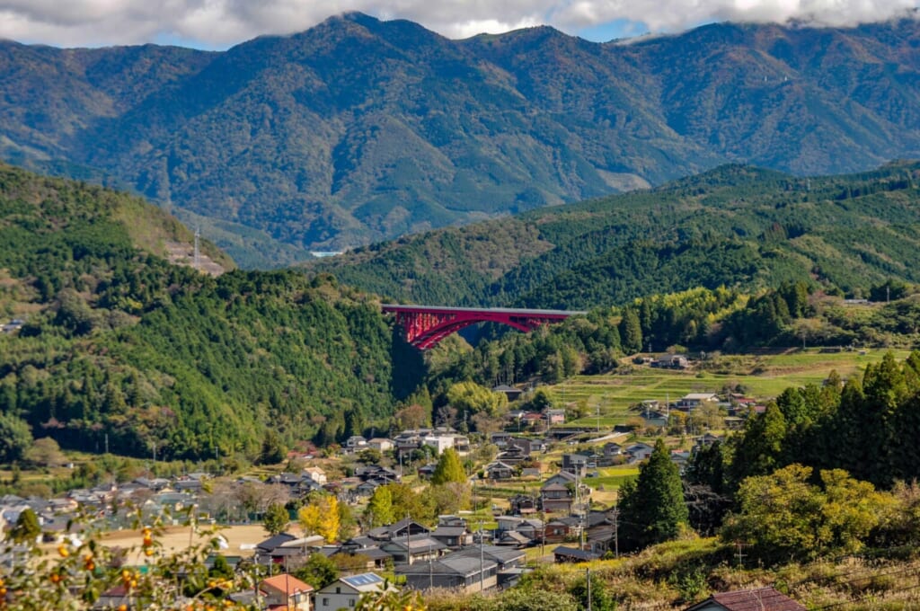 Rote Brücke in Nakatsugawa in Japan.