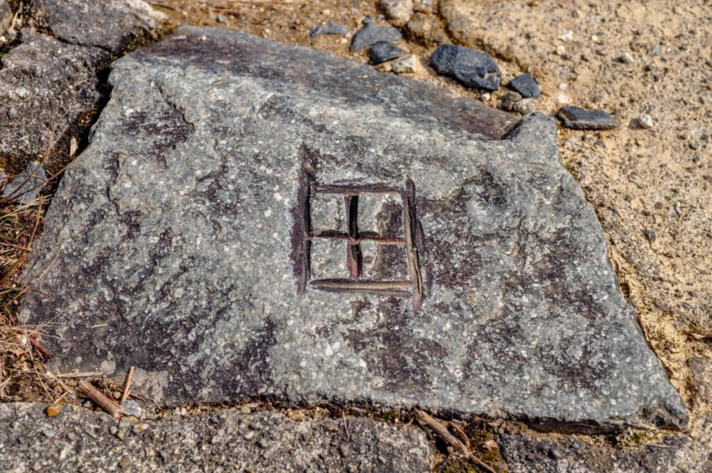 Kanji für "Feld" in einem Stein.