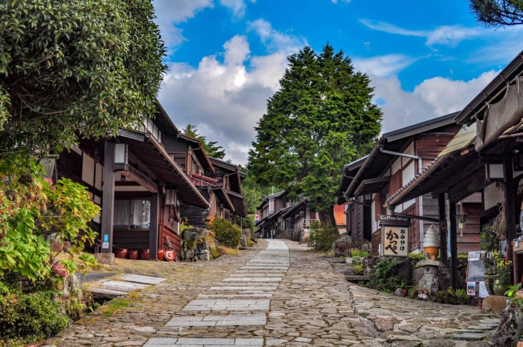 Traditionelle Häuser in Nakatsugawa, Japan.