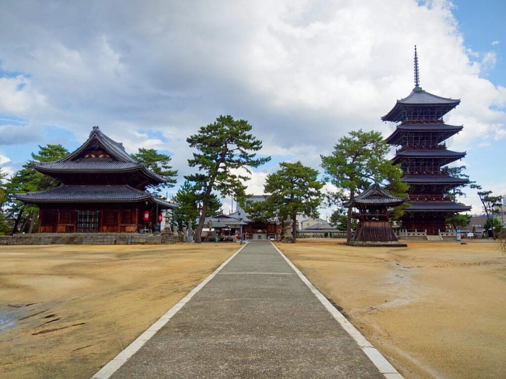 Die Haupthalle und Pagode des Zentsuji-Tempels.