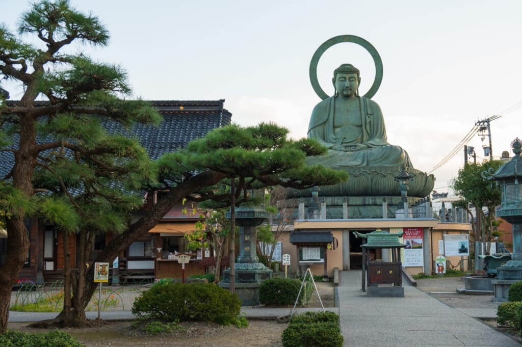 Der große Buddha von Takaoka, TAKUMI Road, Japan.