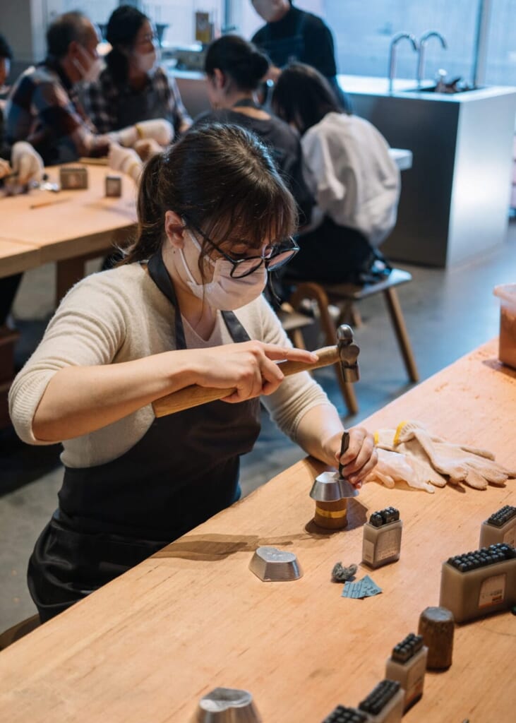 Traditionelle Handwerksarbeit selbst in Japan herstellen.