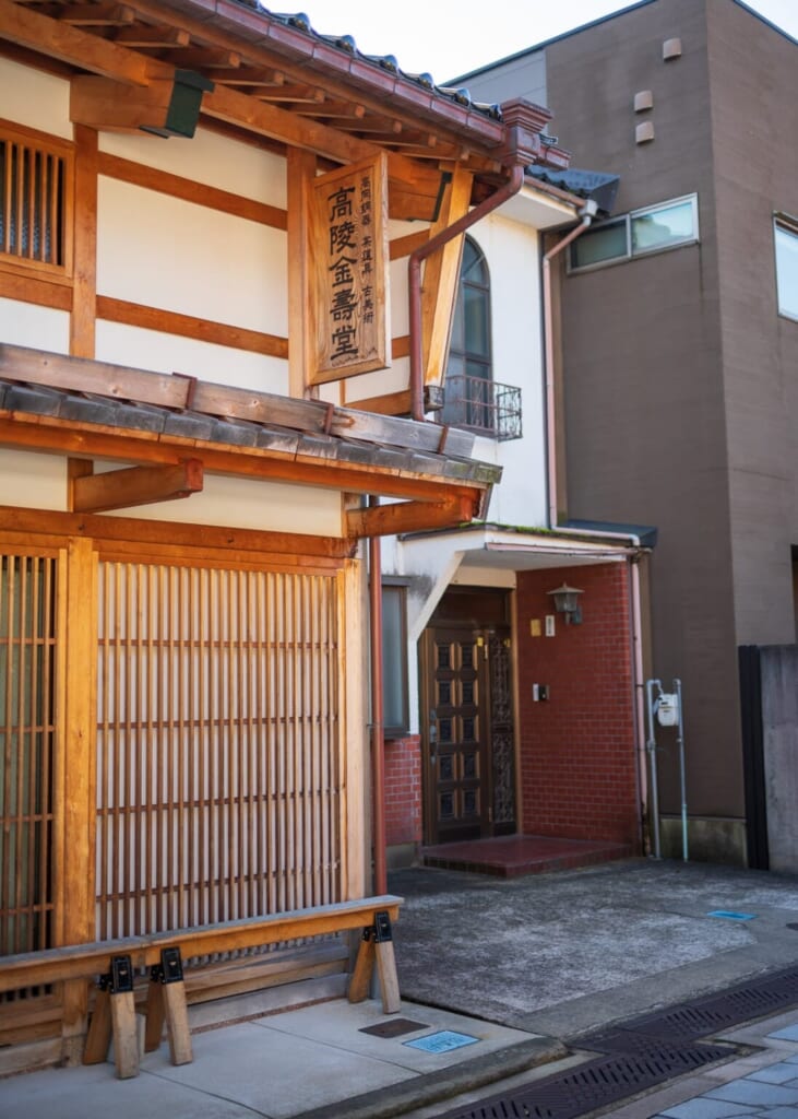 Traditionelle japanische Häuser entlang der TAKUMI Road.