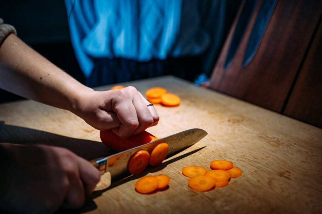 Karotte mit einem japanischen Messer schneiden.