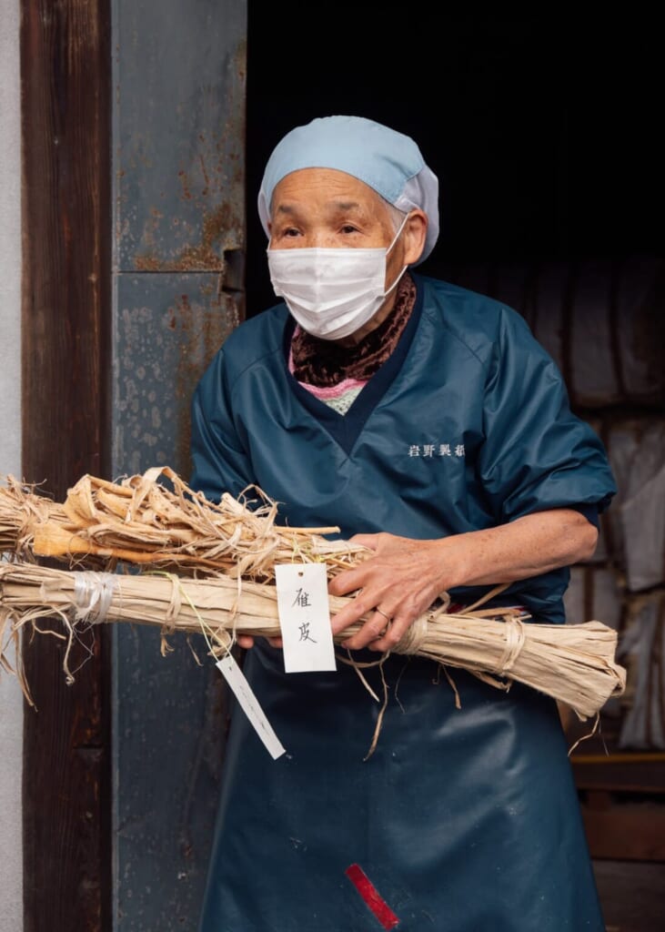Eine japanische Wahi-Handwerkerin.