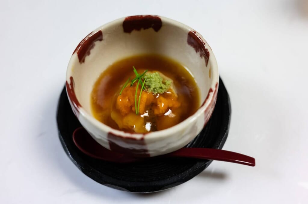 Japanische Suppe in einer Keramikschale.
