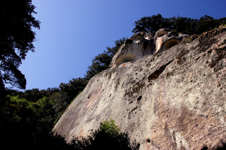Der Hananoiwaya-Schrein ist um einen Felsen herum gebaut, Kumano, Präfektur Mie.