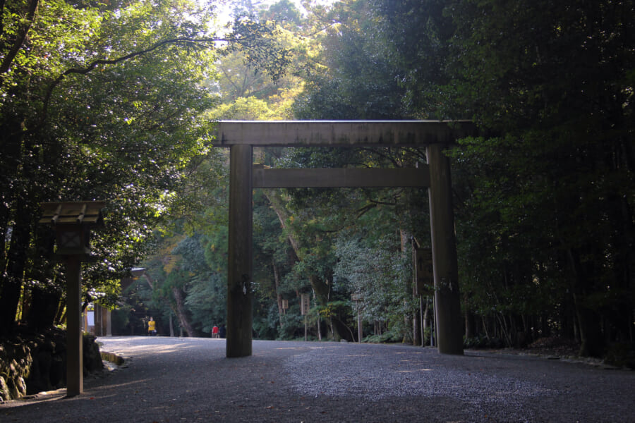 Ein Torii-Tor aus Stein in Japan.