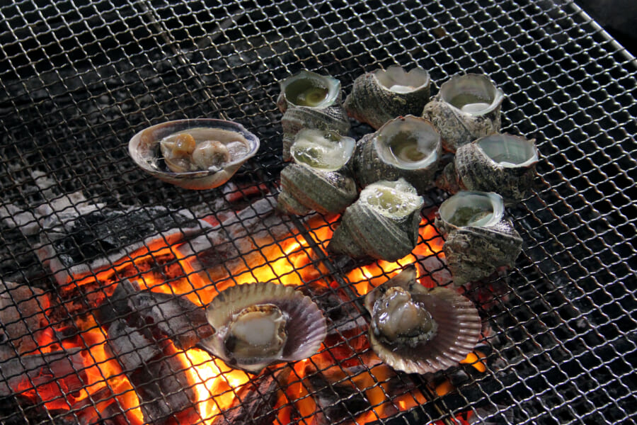 Gegrillte Meeresfrüchte von den Ama-Taucherinnen in Toba, Präfektur Mie.