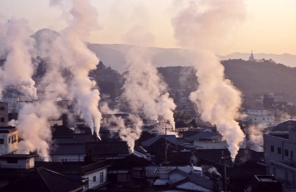 Dampf über Onsen-Stadt in Japan.