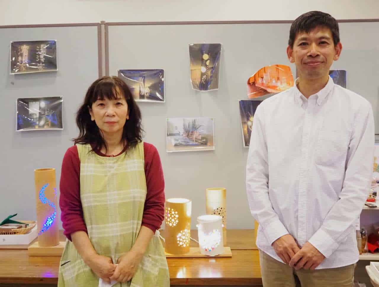 Zwei japanische Künstler die Bambuslaternen herstellen.