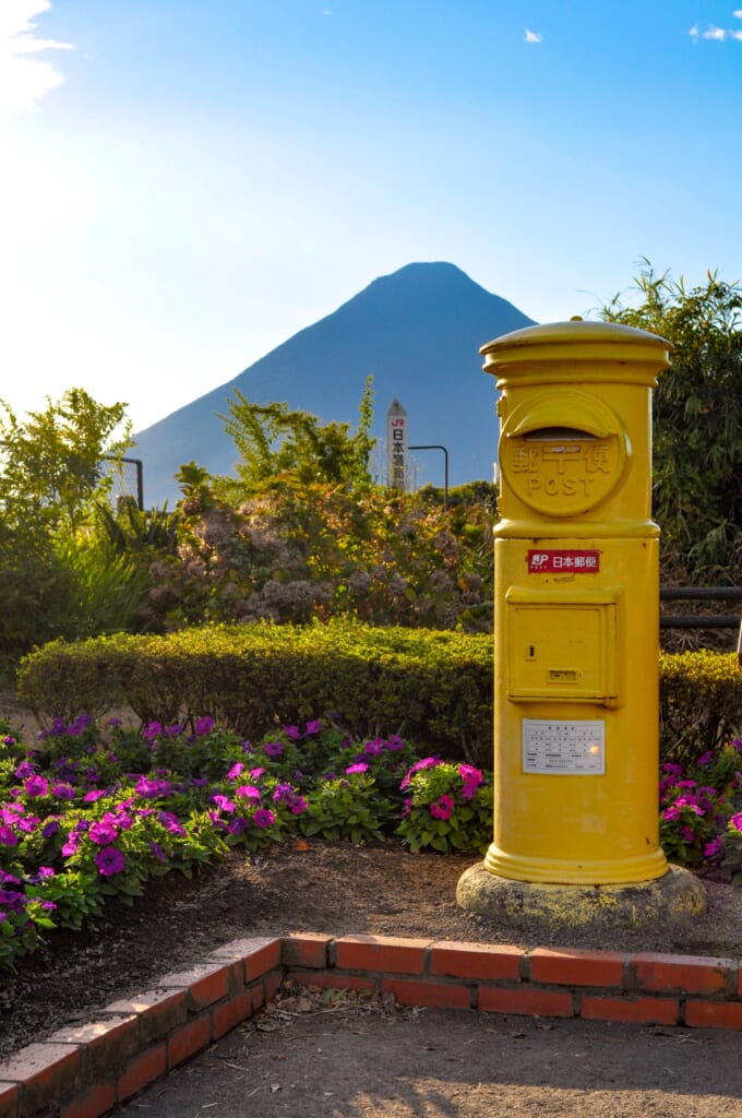Gelber Briefkasten der JP Post in Ibusuki.