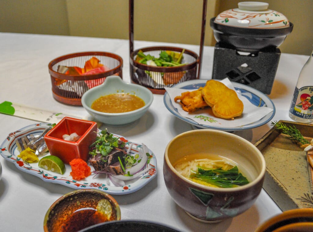 Ein japanisches Kaiseki-Menü mit saisonales Zutaten.