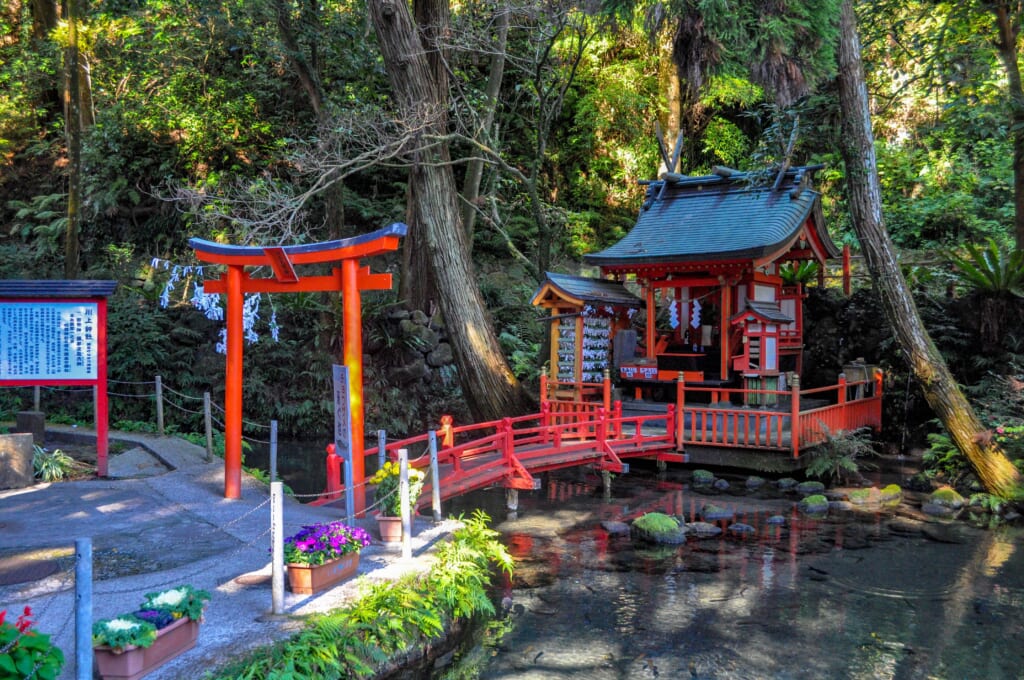 Japanischer Garten mit Teich und Torii-Tor.