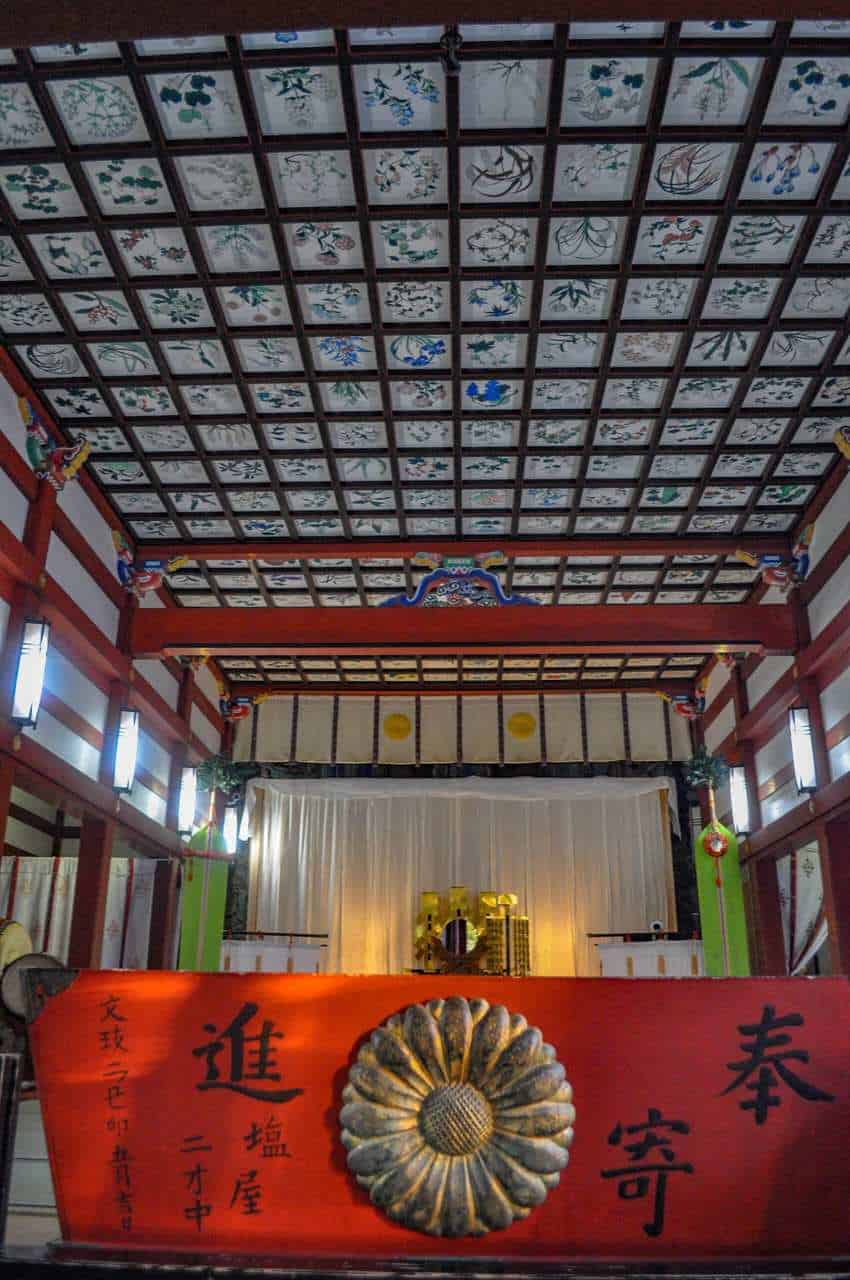 Decke mit farbenfrohen Gemälden im Kagoshima-Schrein.