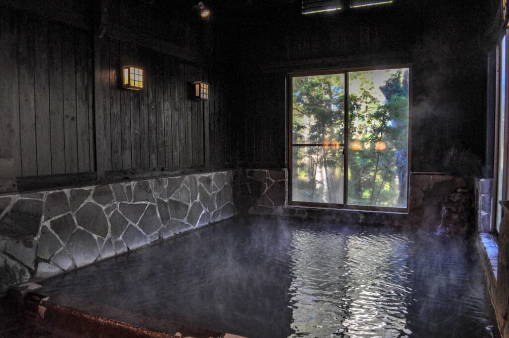 Onsen-Bad in einem japanischen Ryokan.