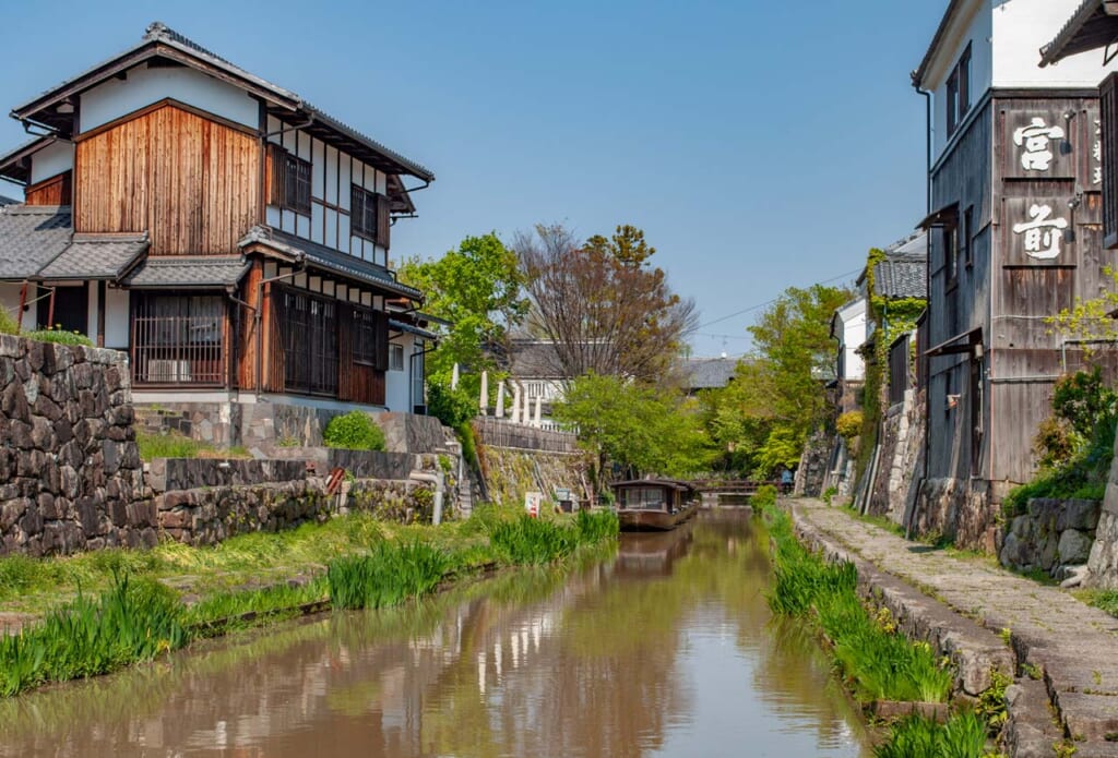 Kanal in einer historischen Stadt in Japan.