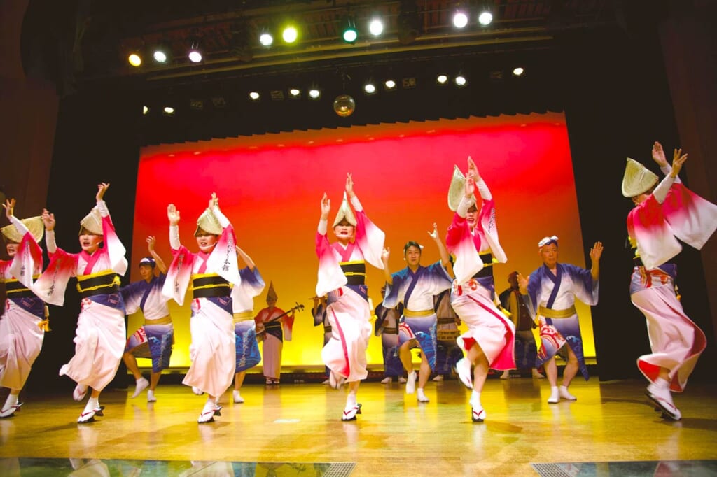 Traditioneller Awa-Odori-Tanz aus Japan.