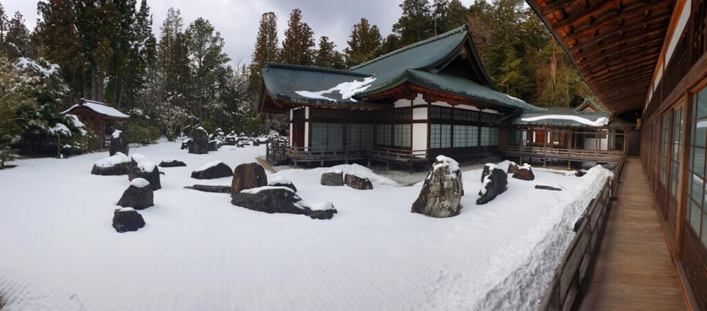 Schnee auf einer Tempelanlage in der Region Kansai.