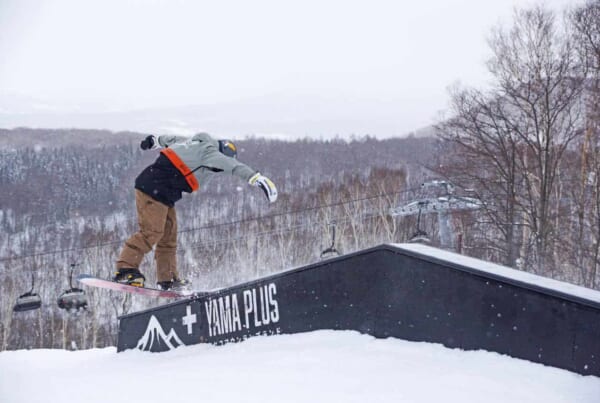 Snowboard im Pulverschnee in Hokkaido, Japan.