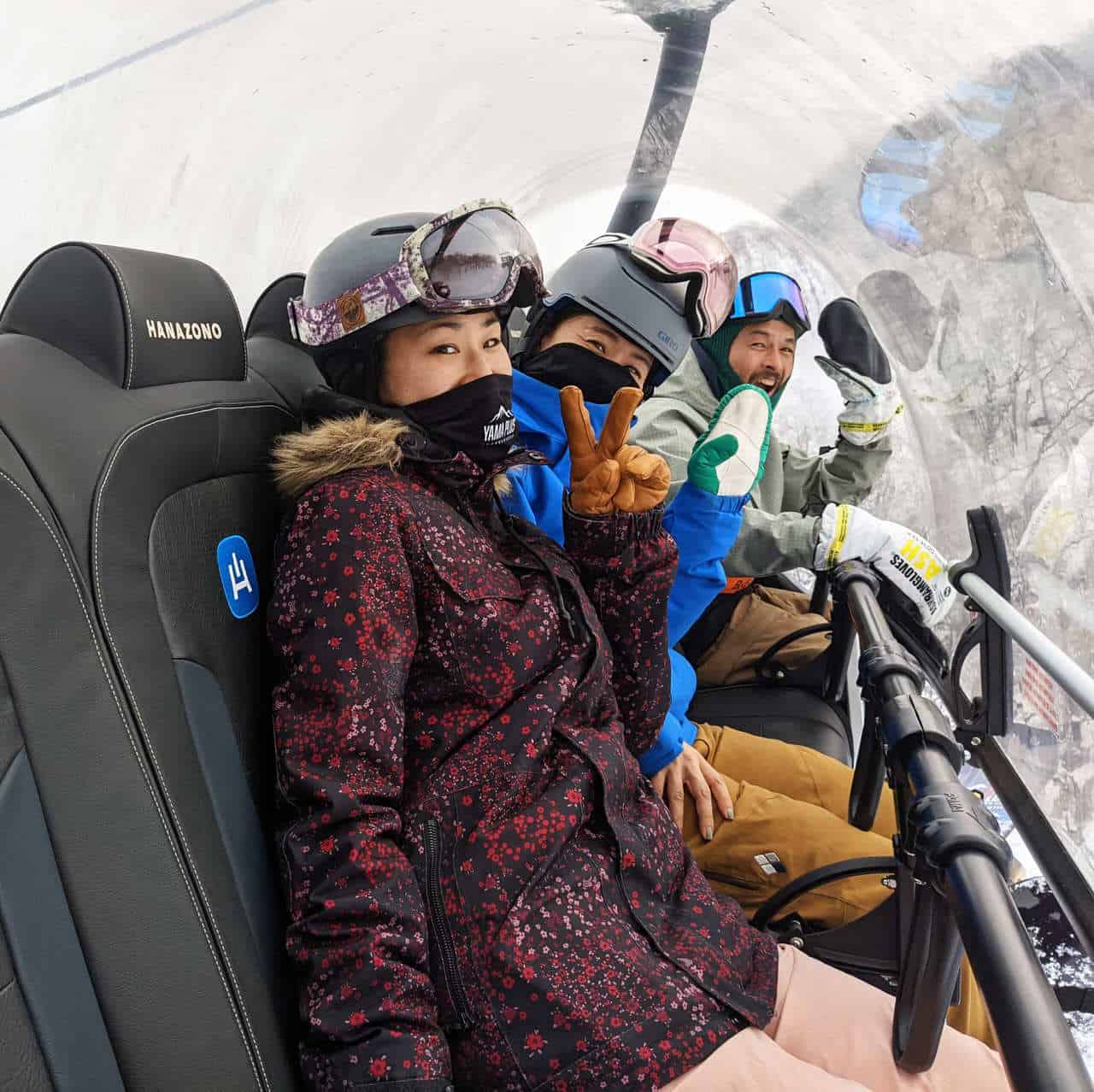 Personen in einem Skilift in Japan.