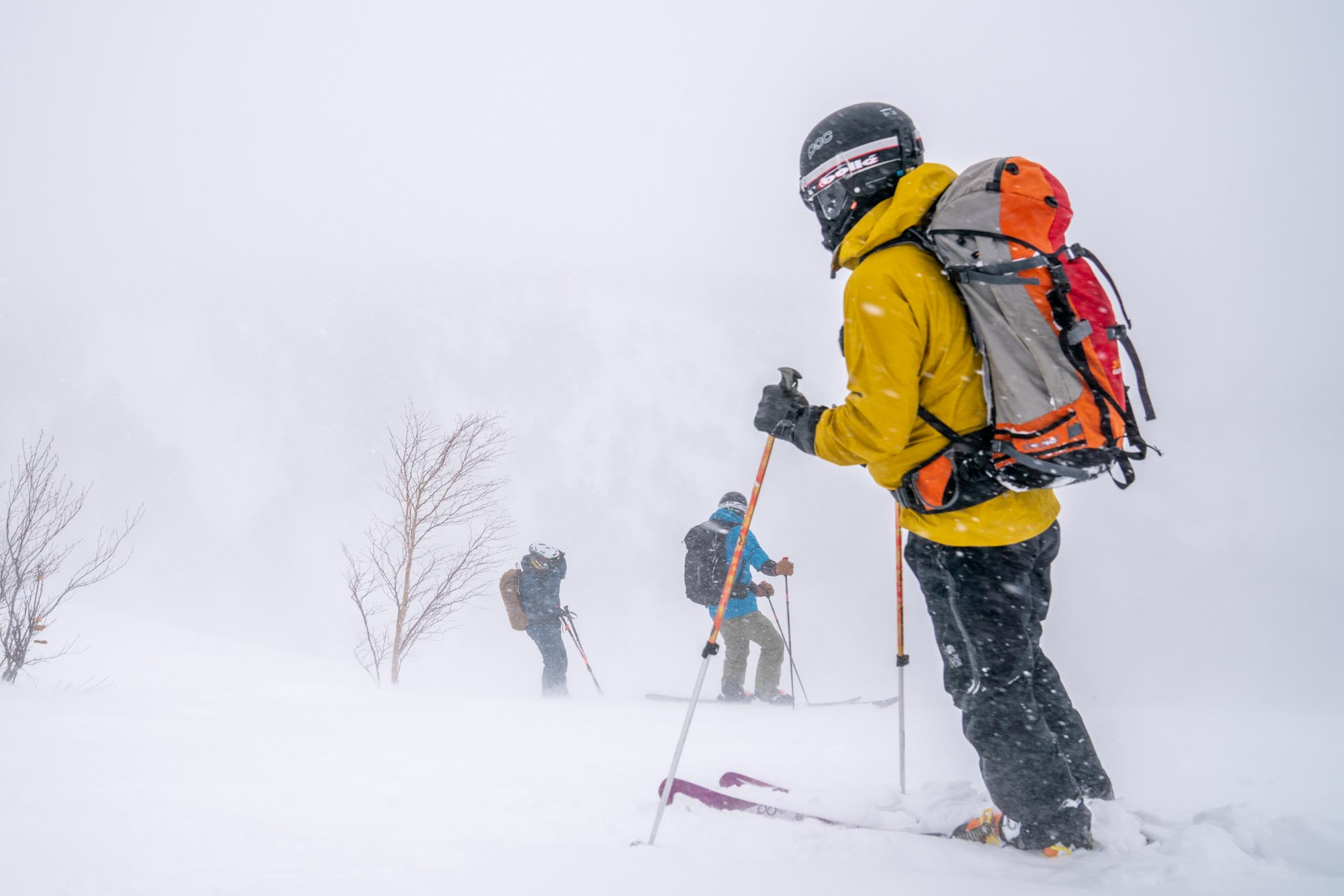 Eine Gruppe Skifahrer in Japan.