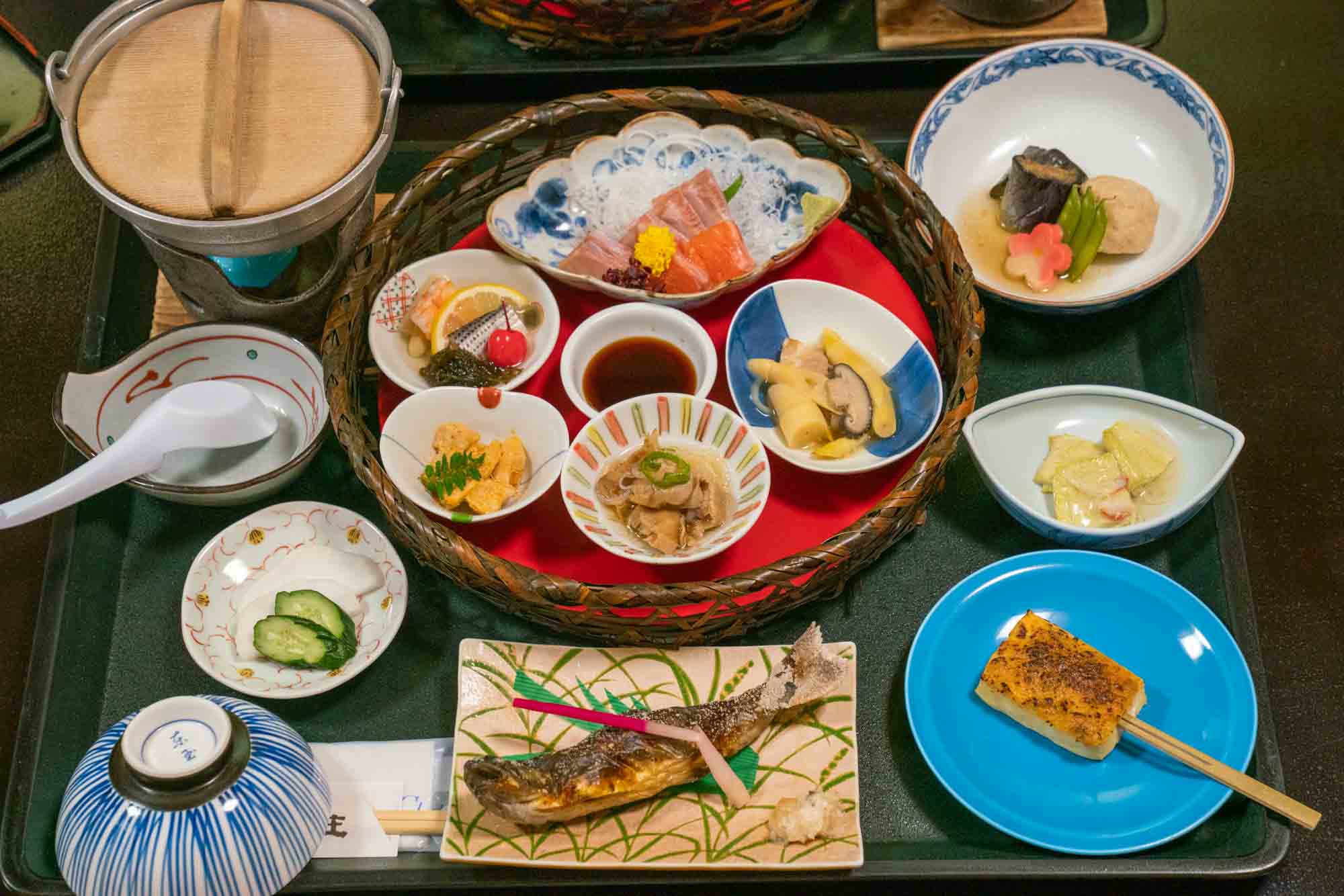Traditionelles japanisches Menü in einem Onsen-Ryokan in Japan.