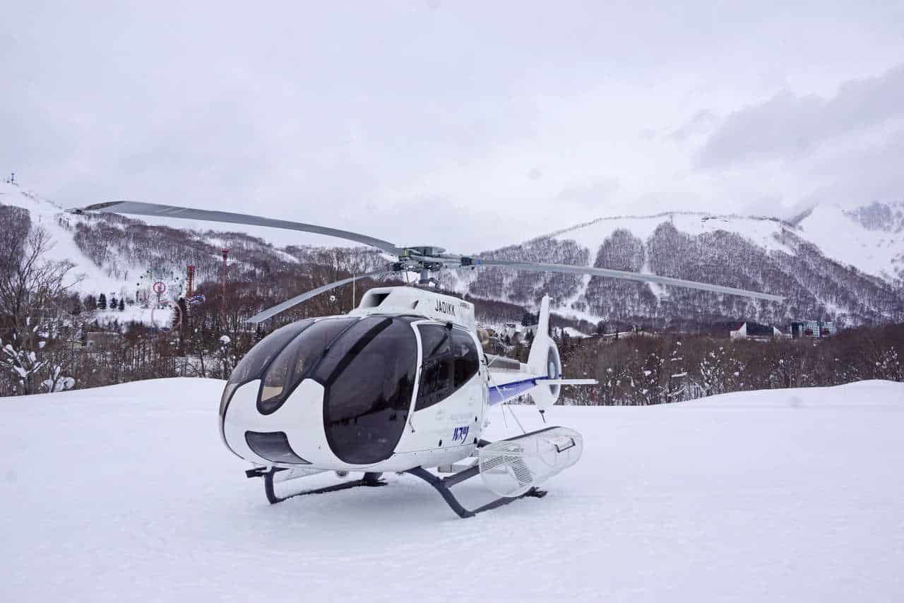 Helikopter im Schnee in Japan.