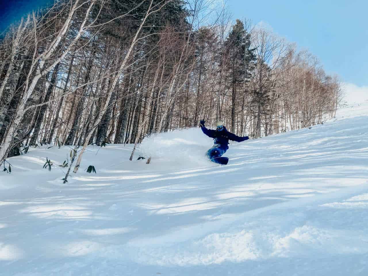 Snowboardfahren im Sahoro-Skigebiet in Japan.