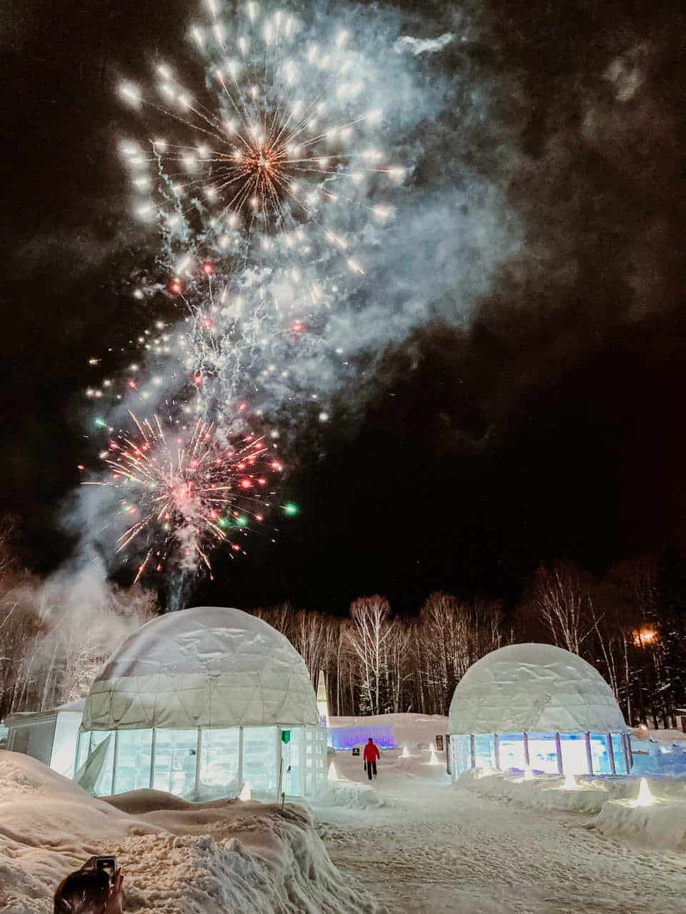 Feuerwerk in der Winterlandschaft von Hokkaido.